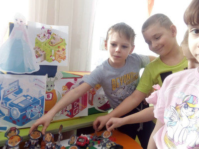 Наш герб. Наш девиз: Ждут нас быстрые ракеты для прогулок по планетам, на какую захотим, на такую полетим. Группа «Подсолнышек» (Детский сад 261)
