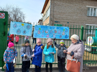 "Мы за здоровье! За чистую воду!" - подумали квадродрузья. Они провели акцию "Голубая лента" и раздали прохожим памятки о бережном использовании воды. 