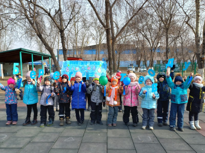 "Мы за здоровье! За чистую воду!" - подумали квадродрузья. Они провели акцию "Голубая лента" и раздали прохожим памятки о бережном использовании воды. 