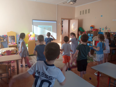 Играем, супер силу набираем. Янтарь для маргаритки собираем.