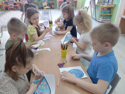 "Мы за здоровье! За чистую воду!" - подумали квадродрузья. Они провели акцию "Голубая лента" и раздали прохожим памятки о бережном использовании воды. 