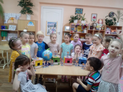 Путешествуем по Квадропланетам.Омск,Детский сад 186,гр."Родничок"