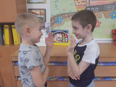 Придумали название Земли, народ, девиз, правила, традиции, жесты приветствия 