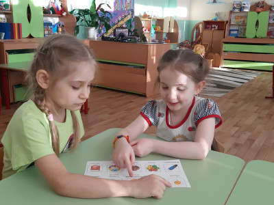 Изучаем значение наклеек с компетенциями.
