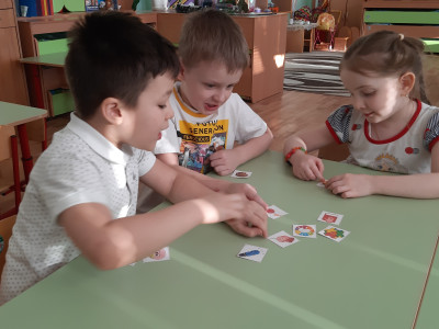 Изучаем значение наклеек с компетенциями.