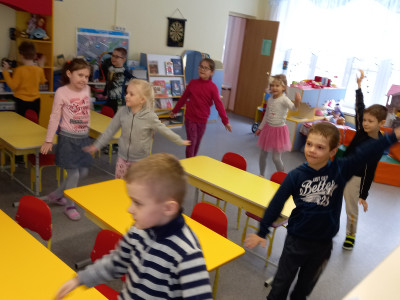 Берберики изучают приветствия Шалабамбу и прощание Квадропока