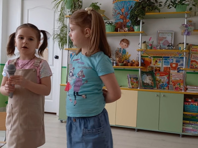 "Мы за здоровье! За чистую воду!" - подумали квадродрузья. Они провели акцию "Голубая лента" и раздали прохожим памятки о бережном использовании воды. 