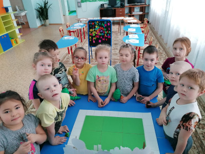 Продолжаем играть. Строим город, улицы и дома. Населяем Квадро Землю животными.