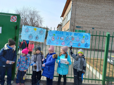 "Мы за здоровье! За чистую воду!" - подумали квадродрузья. Они провели акцию "Голубая лента" и раздали прохожим памятки о бережном использовании воды. 