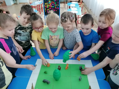 Продолжаем играть. Строим город, улицы и дома. Населяем Квадро Землю животными.