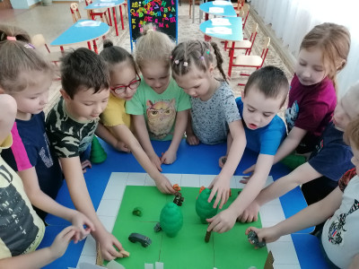Продолжаем играть. Строим город, улицы и дома. Населяем Квадро Землю животными.