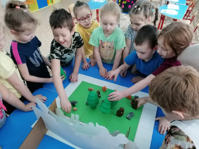 Продолжаем играть. Строим город, улицы и дома. Населяем Квадро Землю животными.