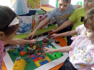 Наш герб. Наш девиз: Ждут нас быстрые ракеты для прогулок по планетам, на какую захотим, на такую полетим. Группа «Подсолнышек» (Детский сад 261)