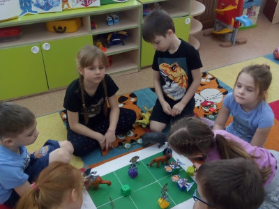 Наш герб. Наш девиз: Ждут нас быстрые ракеты для прогулок по планетам, на какую захотим, на такую полетим. Группа «Подсолнышек» (Детский сад 261)