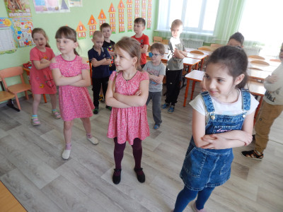 Разучиваем ритуалы входа и выхода из КВАДРОМИРА "Квадро привет" и "Квадро пока"