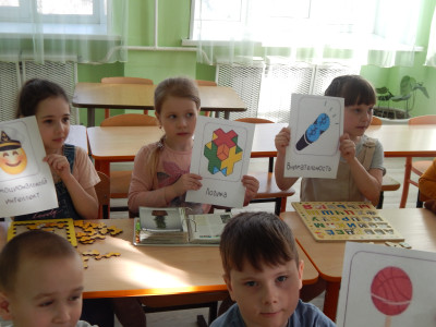 Квадрознайки знакомятся с мотивационными наклейками! 