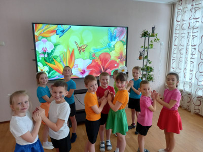Ура! В Квадромире появилась новая земля! Земля Цветов! Мы, её жители - цветарианцы приветствуем всех, всех, всех! У нас большие сердца, улыбка не сходит с лица, со всеми готовы дружить, добро и радость дарить!