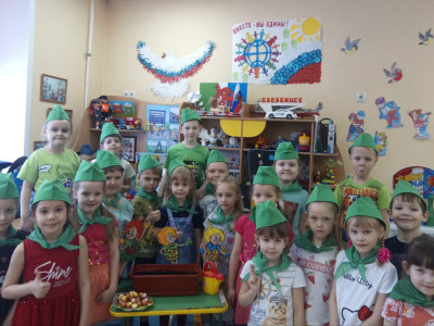 Команда Легоквадронавты гр. "ПОЧЕМУЧКИ" Д. С 161 совместно с Эколятами посадили Квадро-лук на Квадро-огороде на своей КвадроЗемле. 