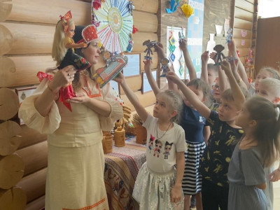 Игролет жителей Квадры приземлился в музее "Русская изба", где они познакомились с русскими традициями встречи гостей,  освоили элементы хохломской росписи.