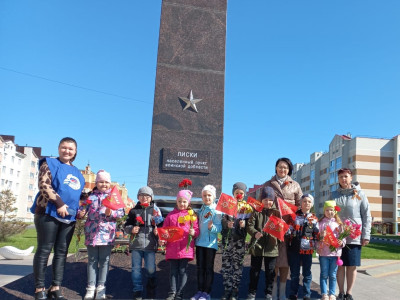 День Победы является символом сплоченности русского народа, который выстоял и вышел победителем в Великой Отечественной войне. Благодаря народному подвигу, мы имеем «настоящее» – мирное и беззаботное. 