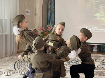 Квадроцветики приняли участие в Вахте Памяти, в праздновании Дня Победы. Подготовили открытки для ветеранов Вов. 