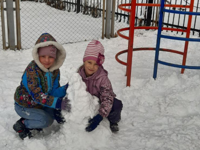 Апрель. Зима дала последний шанс построить квадронавтов из снега.