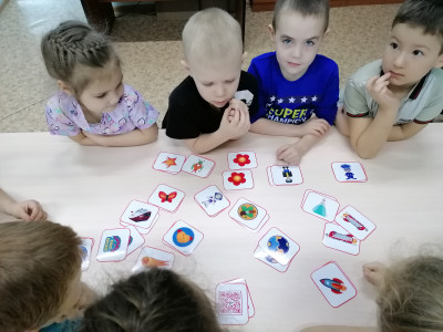 Играем в  "МЕМОРИ", игра сделана на конкурс  командой  Барановского  Артёма