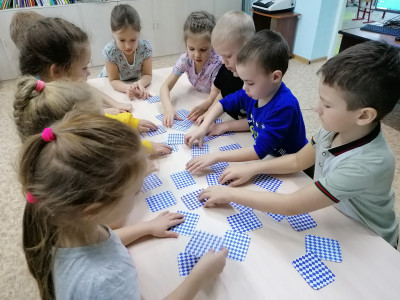 Играем в  "МЕМОРИ", игра сделана на конкурс  командой  Барановского  Артёма