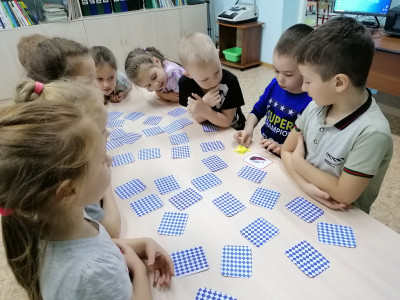 Играем в  "МЕМОРИ", игра сделана на конкурс  командой  Барановского  Артёма