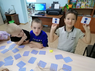 Играем в  "МЕМОРИ", игра сделана на конкурс  командой  Барановского  Артёма