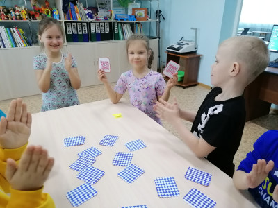 Играем в  "МЕМОРИ", игра сделана на конкурс  командой  Барановского  Артёма
