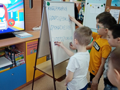 Голосуем за название нашей Земли в Квадромире. Какими же качествами обладают все супердружцы?