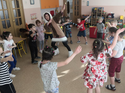 Придумали движение-приветствие и народный танец. Квадроземля ЮНЭЙ. Д/С 262 г. Хабаровск