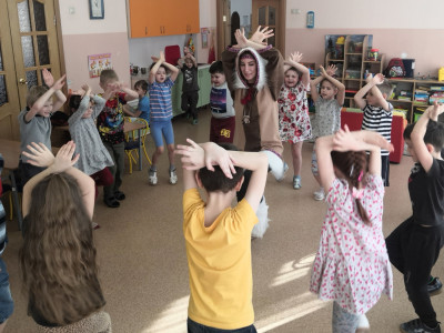Придумали движение-приветствие и народный танец. Квадроземля ЮНЭЙ. Д/С 262 г. Хабаровск