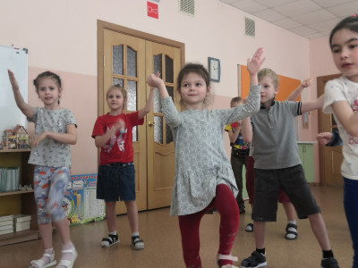 Придумали движение-приветствие и народный танец. Квадроземля ЮНЭЙ. Д/С 262 г. Хабаровск