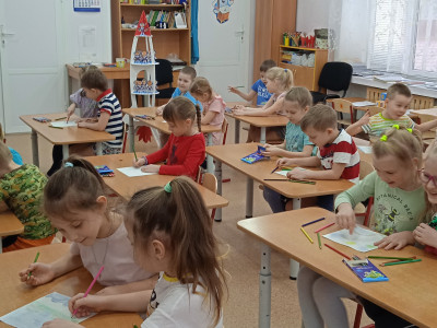 Группа "Золотой ключик", д/сад №57 ОАО "РЖД", г. Смоленск. Наша страна - Квадрогамаюния. Гамаюнцы придумали приветствие, герб (эмблему). Рисовали карту Гамаюнии и начали заселять землю.