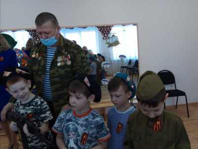 Легоквадронавты-десантники из гр. "ПОЧЕМУЧКИ" д.с 161 г. Барабинск поздравили всех защитников России с Праздником! 