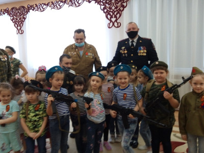 Легоквадронавты-десантники из гр. "ПОЧЕМУЧКИ" д.с 161 г. Барабинск поздравили всех защитников России с Праздником! 