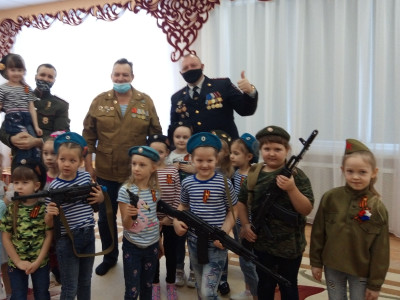 Легоквадронавты-десантники из гр. "ПОЧЕМУЧКИ" д.с 161 г. Барабинск поздравили всех защитников России с Праздником! 