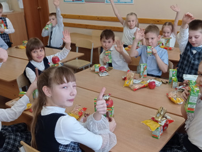 Квадроклассники весело и дружно отмечают праздники!
