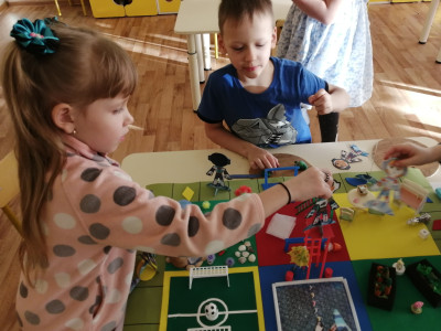 Спортики конструируют свою КвадроПланету. 