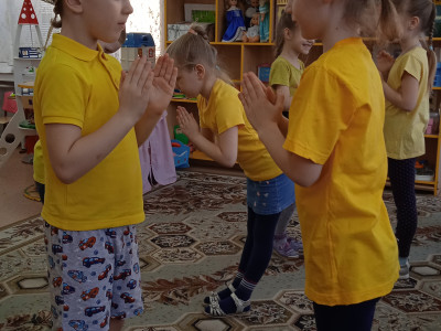 Группа "Золотой ключик", д/сад №57 ОАО "РЖД", г. Смоленск. Наша страна - Квадрогамаюния. Гамаюнцы придумали приветствие, герб (эмблему). Рисовали карту Гамаюнии и начали заселять землю.