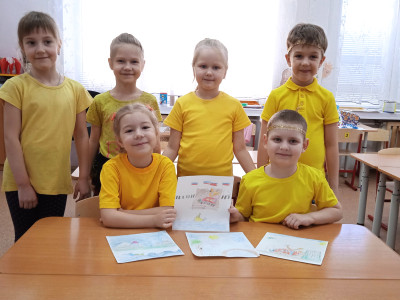 Группа "Золотой ключик", д/сад №57 ОАО "РЖД", г. Смоленск. Наша страна - Квадрогамаюния. Гамаюнцы придумали приветствие, герб (эмблему). Рисовали карту Гамаюнии и начали заселять землю.