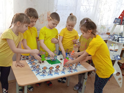 Группа "Золотой ключик", д/сад №57 ОАО "РЖД", г. Смоленск. Наша страна - Квадрогамаюния. Гамаюнцы придумали приветствие, герб (эмблему). Рисовали карту Гамаюнии и начали заселять землю.
