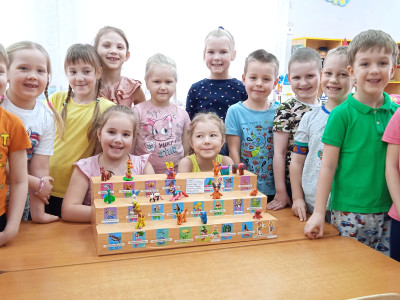 Группа "Золотой ключик", д/сад №57 ОАО "РЖД", г. Смоленск. Готова цифровая эмблема Квадро Гамаюнии! Лепим животных. Заселяем нашу Квадро Землю. Три сектора игролёта открыты.