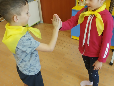 На планете Квадролучик придумали жесты приветствия, обсудили какими качествами должны обладать жители планеты - лучики