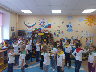 Квадролетопись продолжается в гр. "Почемучки" Детский сад 161. Команда "ЛЕГОквадронавты" создали свой герб, девиз, приветствие на своей планете КвадроЗемля. 