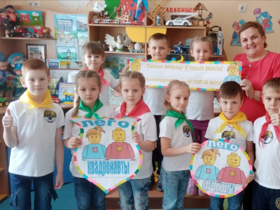 Квадролетопись продолжается в гр. "Почемучки" Детский сад 161. Команда "ЛЕГОквадронавты" создали свой герб, девиз, приветствие на своей планете КвадроЗемля. 