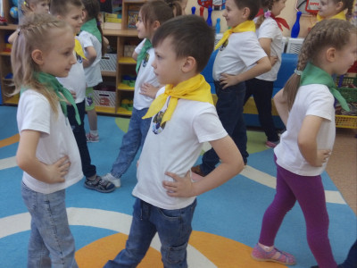 Квадролетопись продолжается в гр. "Почемучки" Детский сад 161. Команда "ЛЕГОквадронавты" создали свой герб, девиз, приветствие на своей планете КвадроЗемля. 