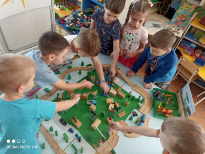 Команда "Квадролучики" заселяет и моделирует свою планету.